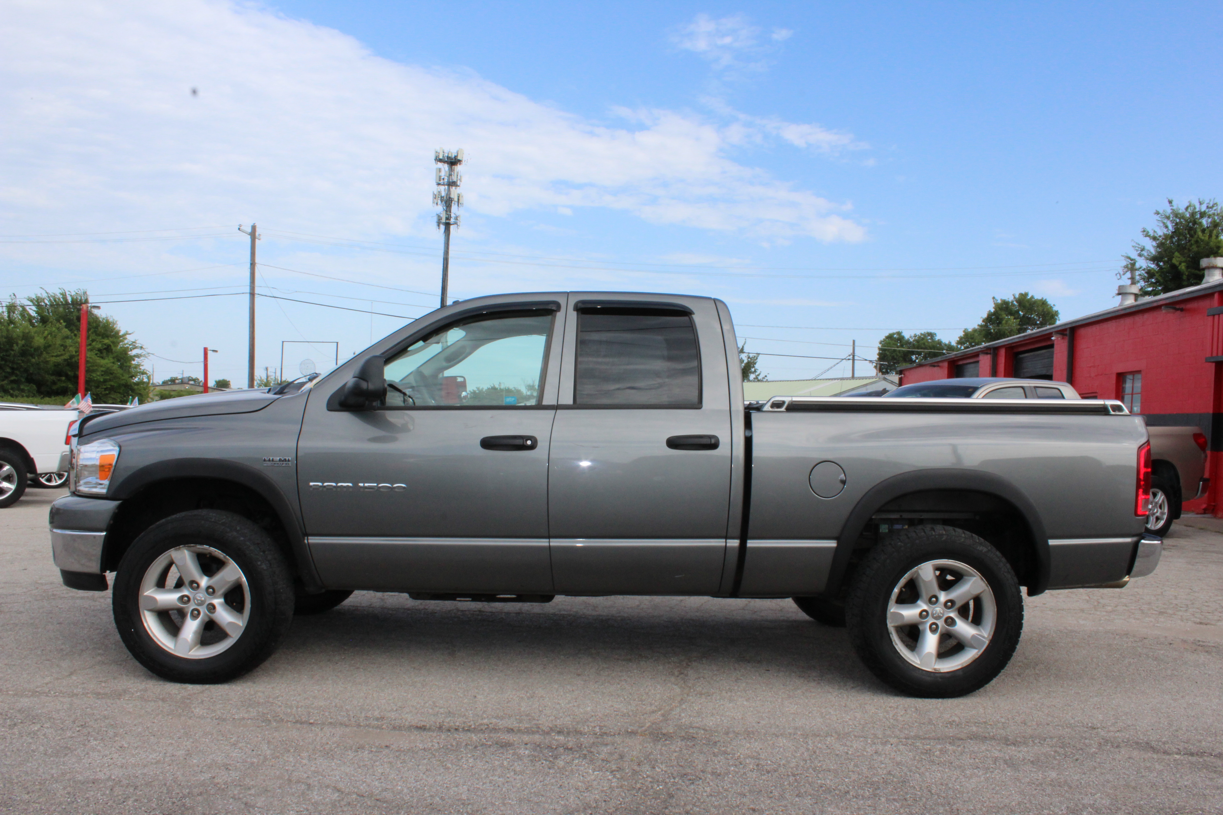 2006 Dodge Ram 1500 4dr Quad Cab 140.5 4WD SLT - Gold exterior view 6