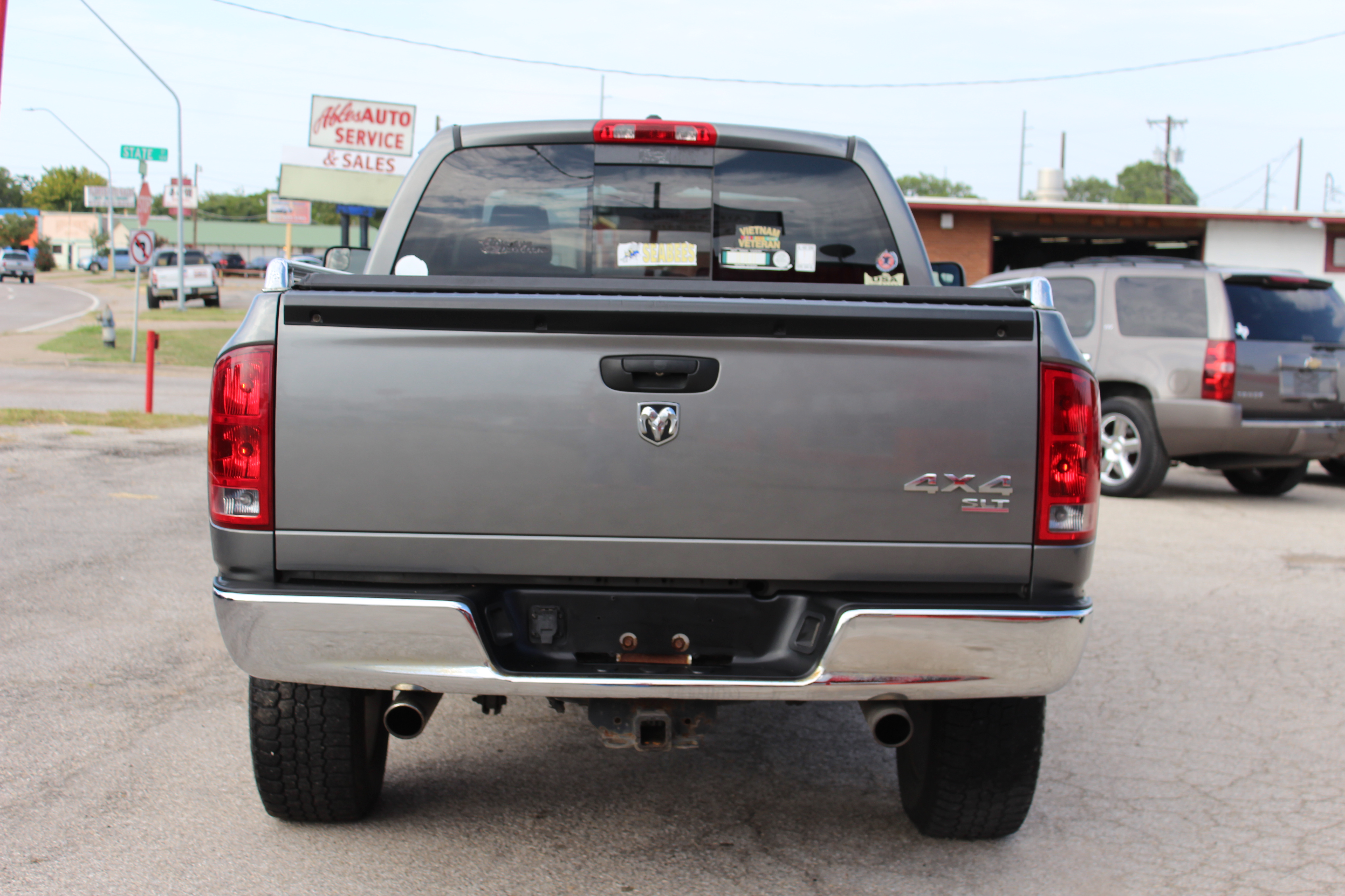 2006 Dodge Ram 1500 4dr Quad Cab 140.5 4WD SLT - Gold exterior view 8