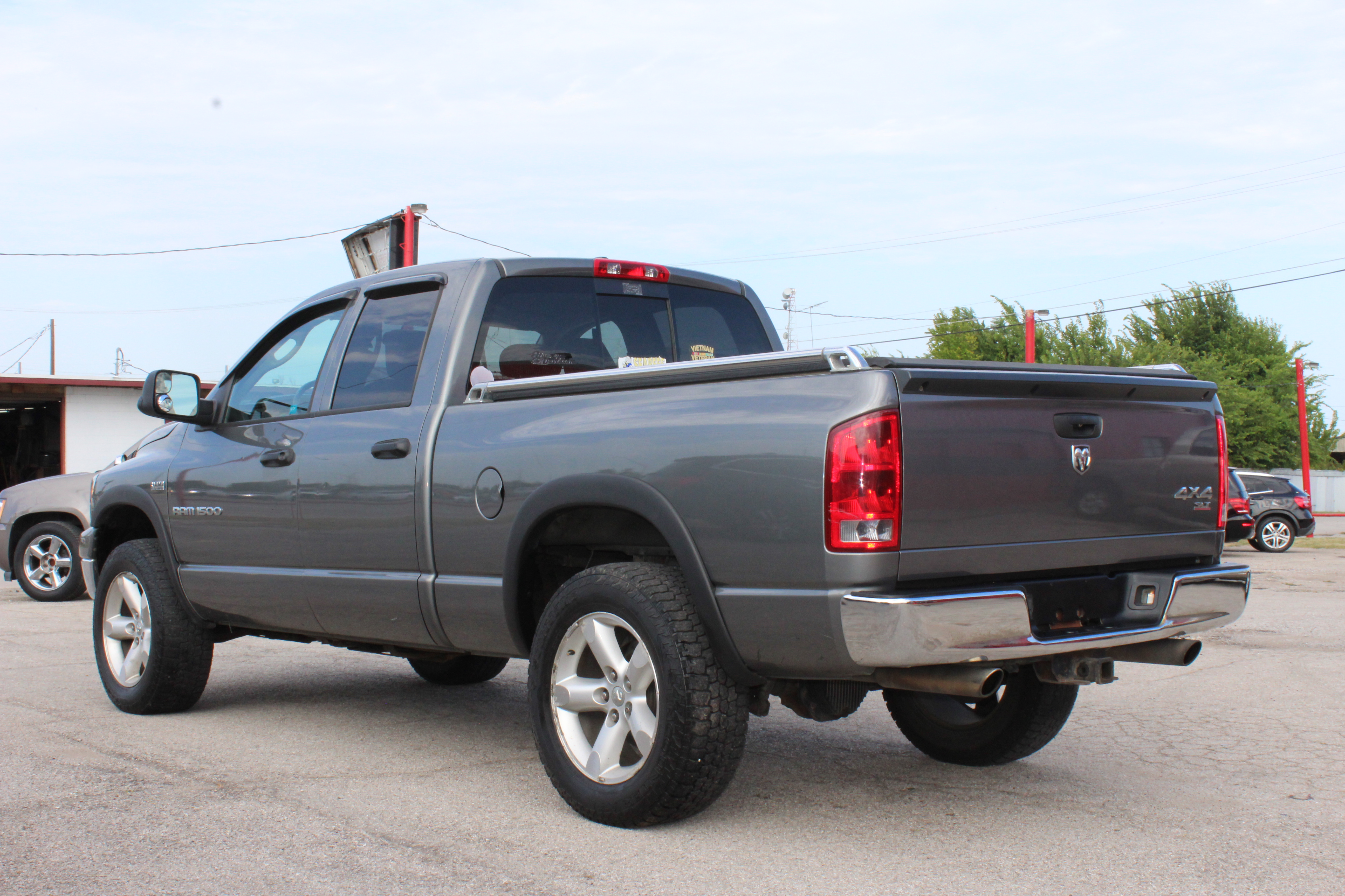 2006 Dodge Ram 1500 4dr Quad Cab 140.5 4WD SLT - Gold exterior view 7