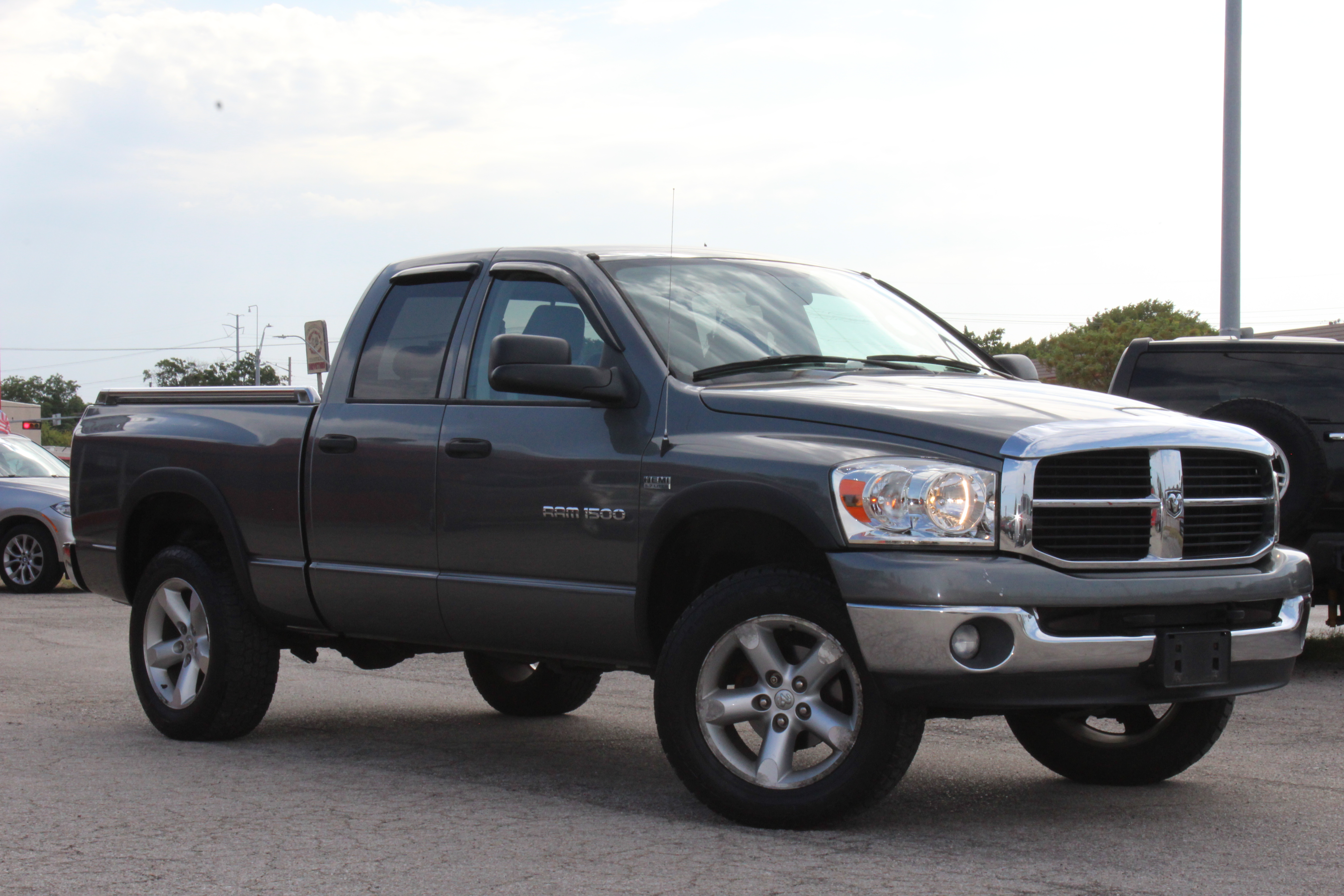 2006 Dodge Ram 1500 4dr Quad Cab 140.5 4WD SLT - Gold exterior view 1
