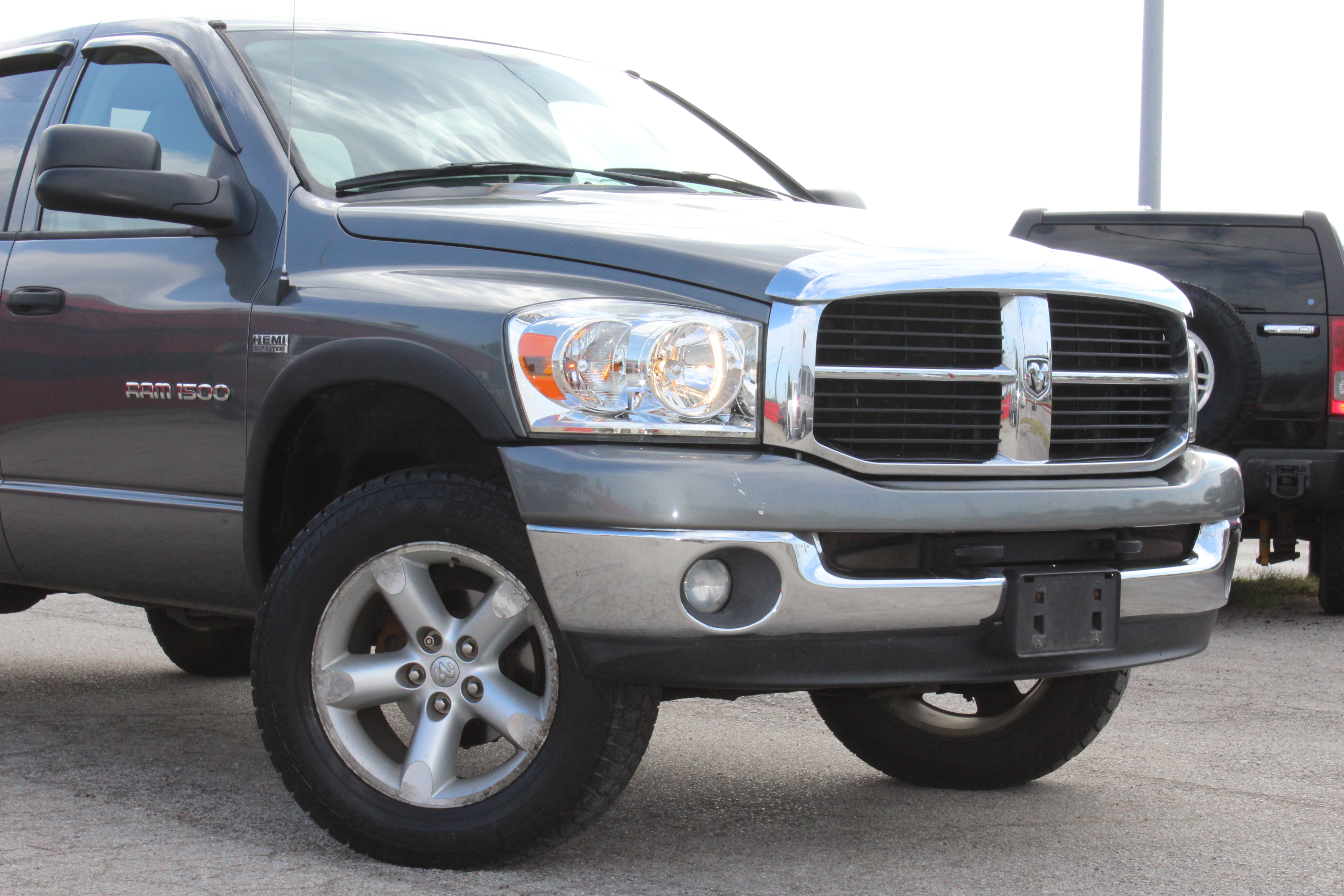 2006 Dodge Ram 1500 4dr Quad Cab 140.5 4WD SLT - Gold exterior view 2