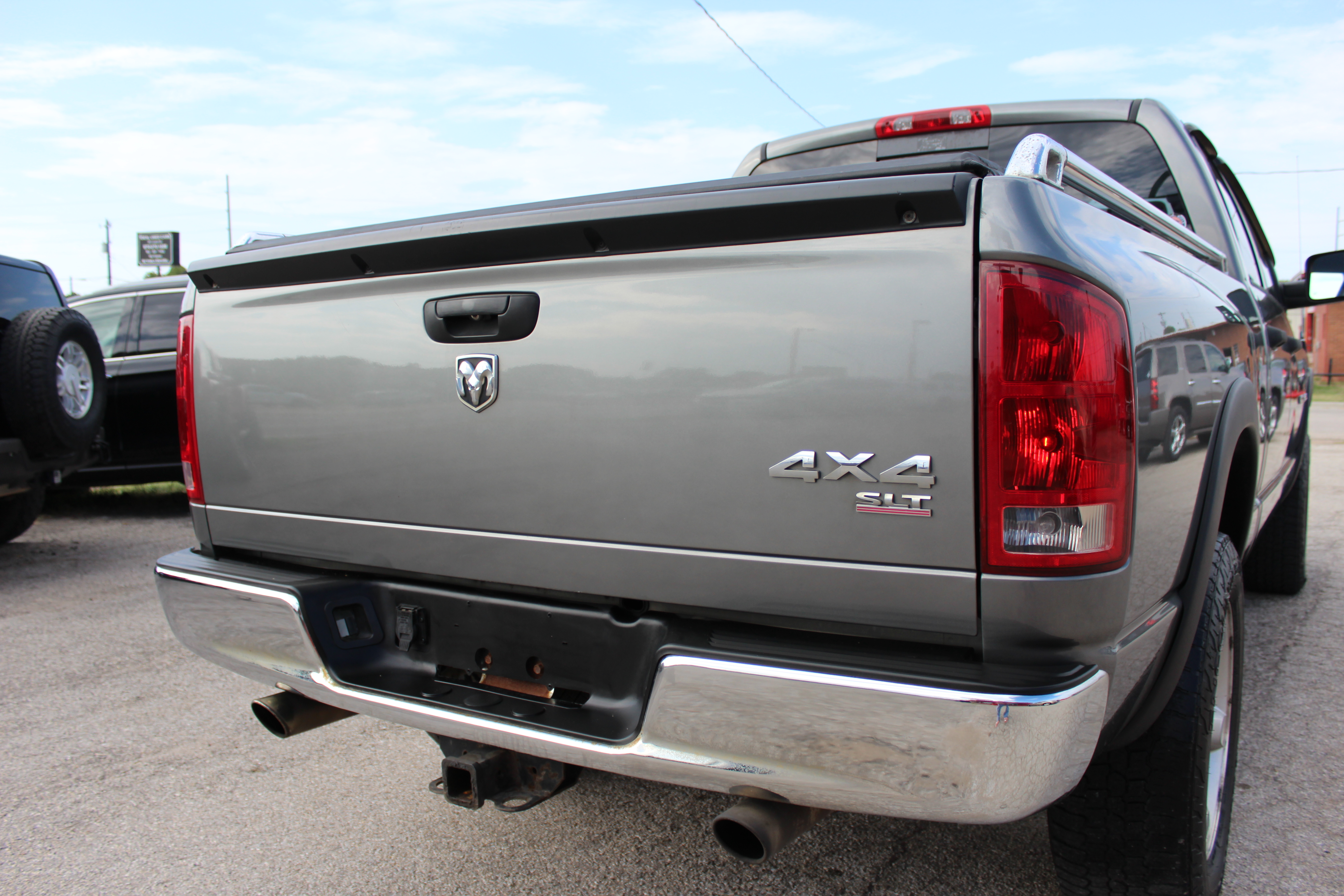 2006 Dodge Ram 1500 4dr Quad Cab 140.5 4WD SLT - Gold exterior view 17