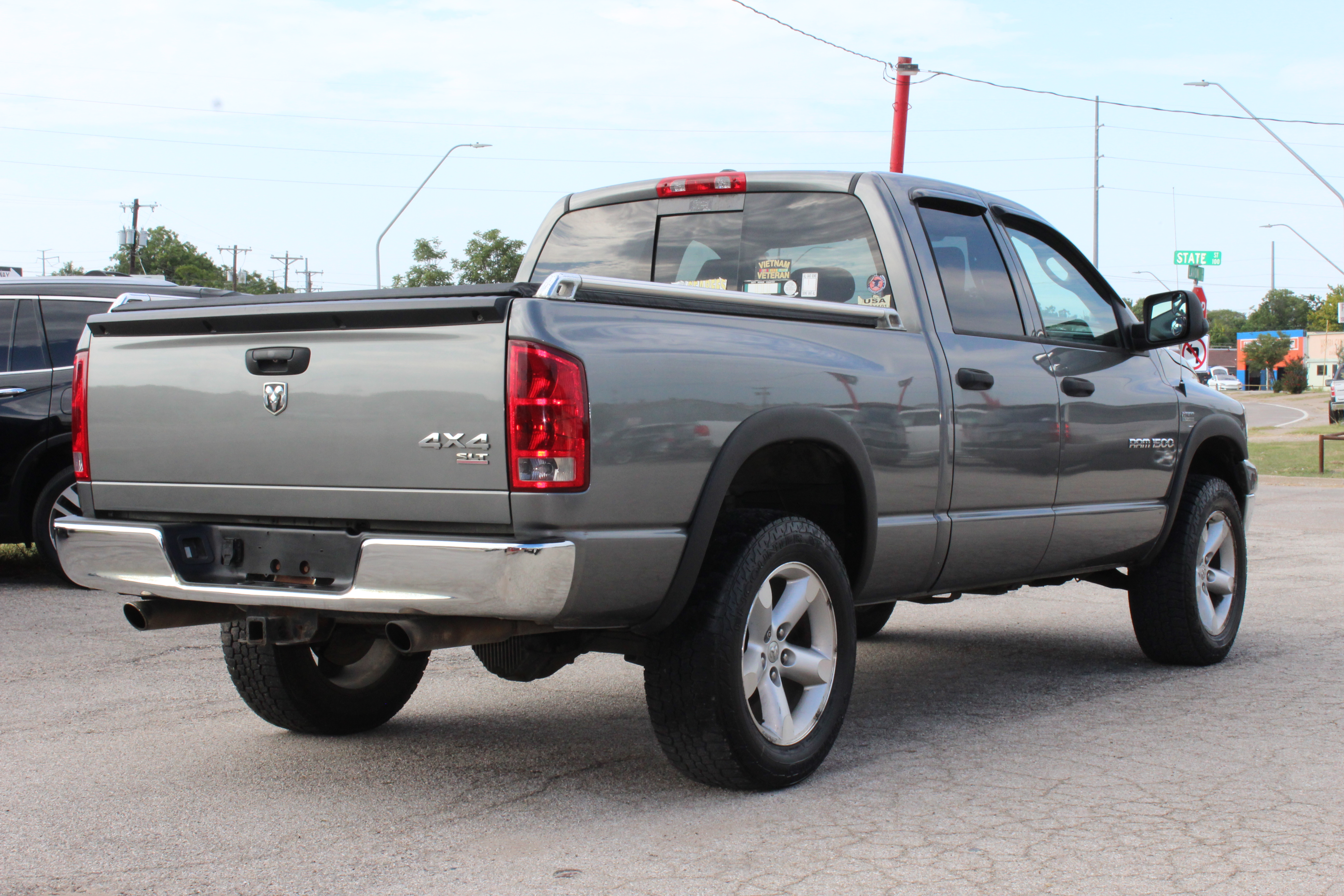 2006 Dodge Ram 1500 4dr Quad Cab 140.5 4WD SLT - Gold exterior view 9