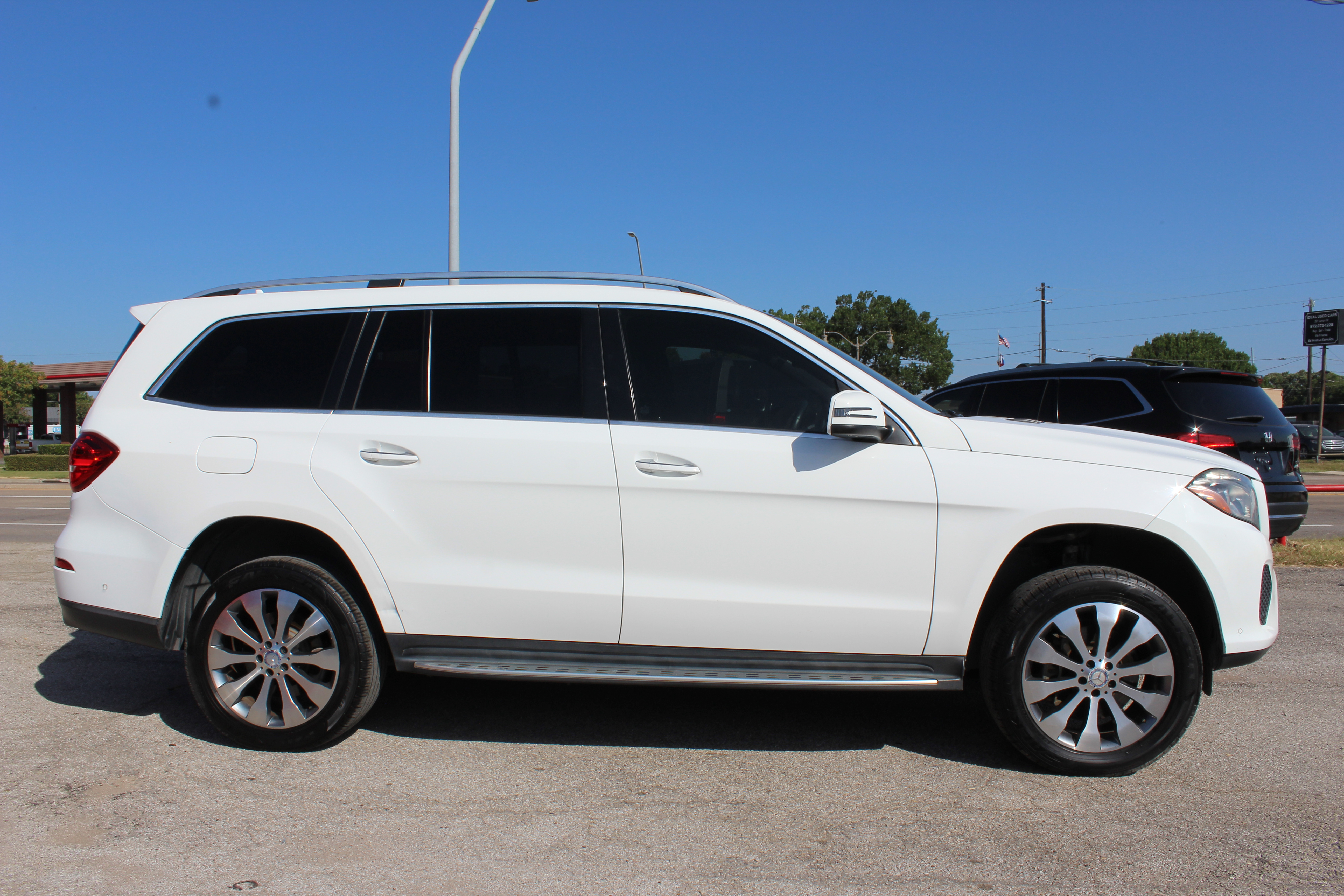 2017 Mercedes-Benz GLS 450 GLS 450 4MATIC SUV - White exterior view 11